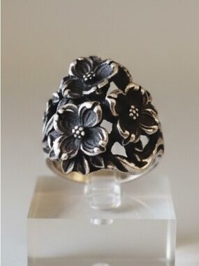 James Avery Retired 3 dogwood flower ring